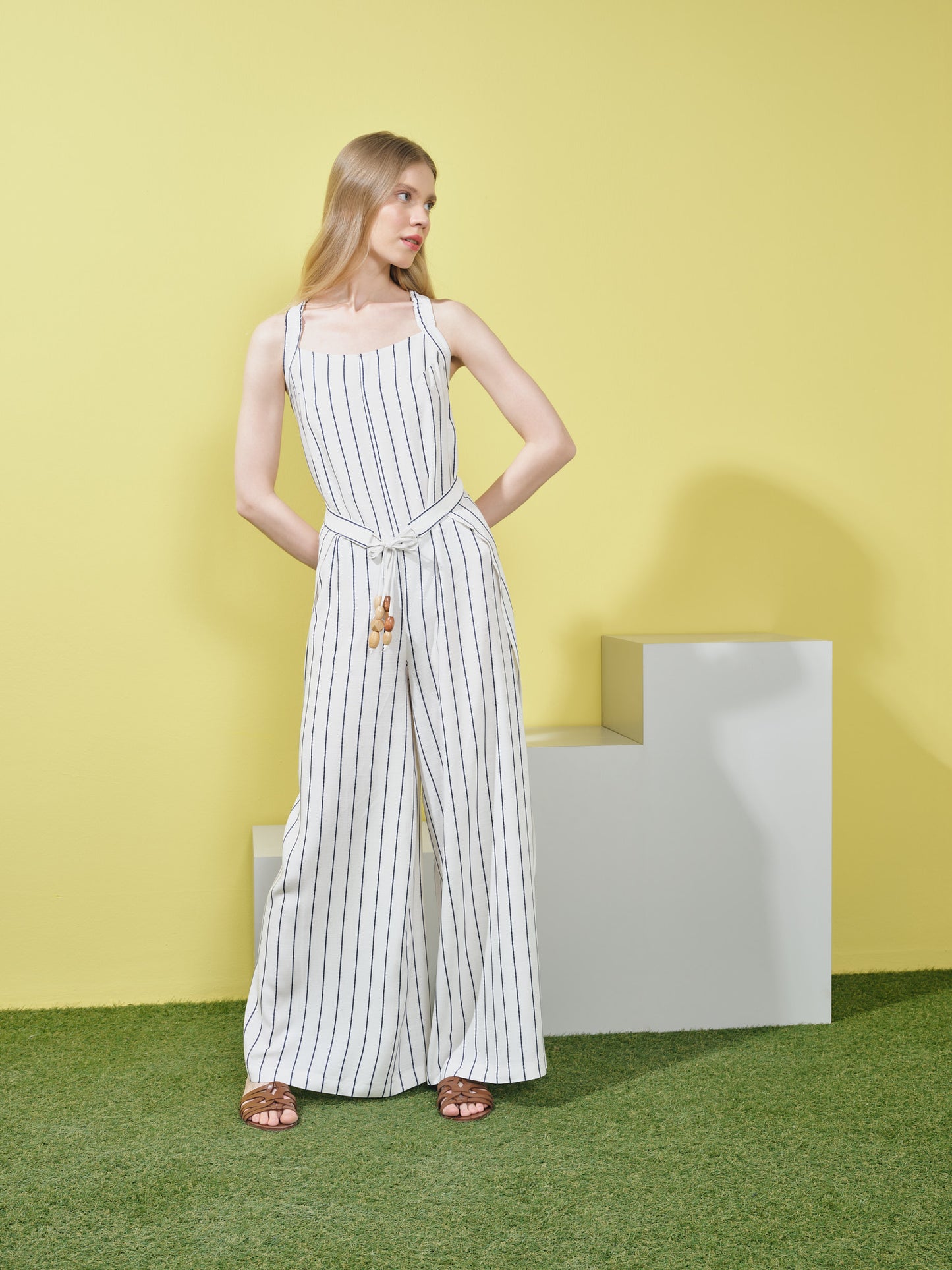 Uzun Keten Tulum Beyaz Üzerine Lacivert Zincir Detaylı